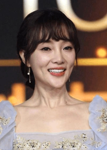 李小璐下巴要戳破天际 笑容僵硬疑整容