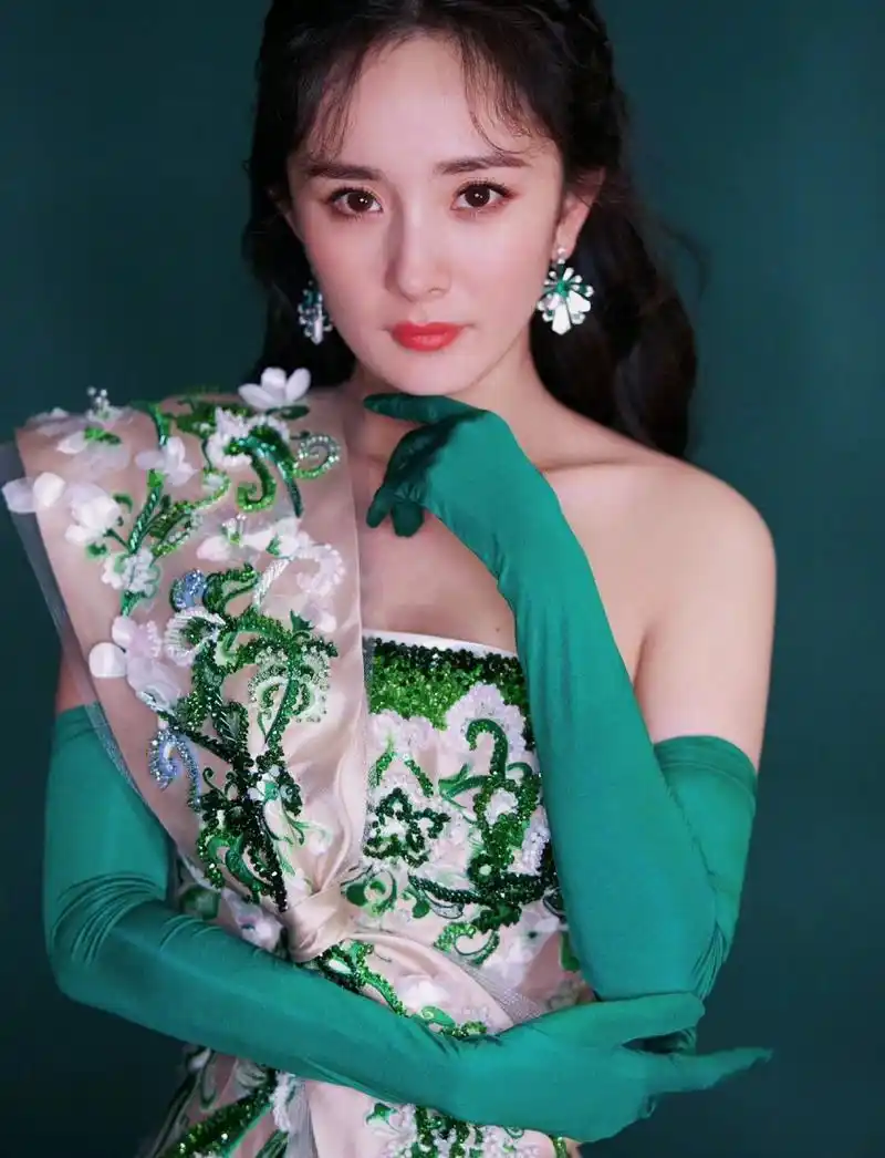 太爱了～神仙姐姐杨幂一波高清无水印壁纸 喜欢可以收藏起来～又甜又