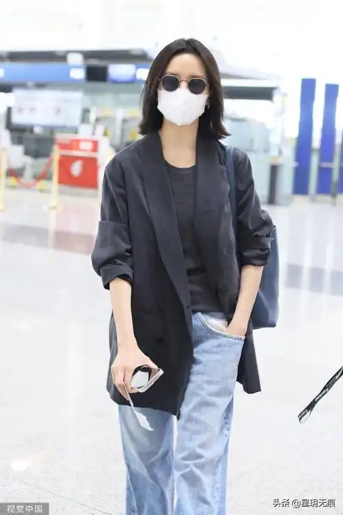 5月7日,北京,董洁现身机场.