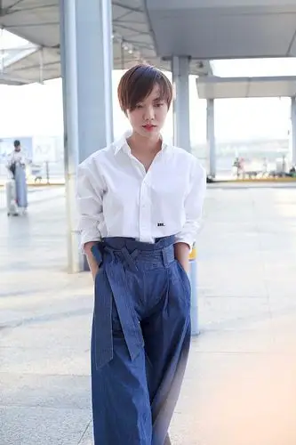 王珞丹素颜出镜也很美蝴蝶结绑带显甜美看起来俏皮又可爱