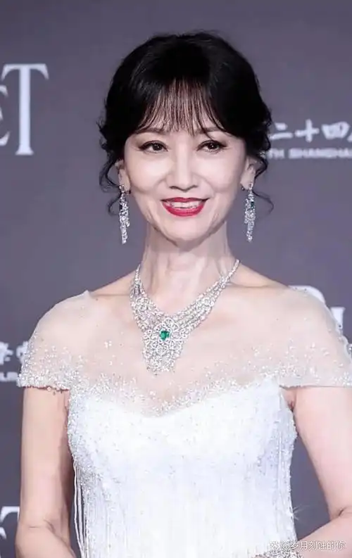 赵雅芝近照曝光,皮肤松弛气血不足,穿紧身裙展现身材