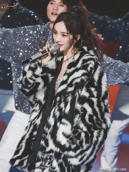 杨幂在跨年晚会上遭遇"性凝视",揭开了女星越来越保守的秘密_网易订阅