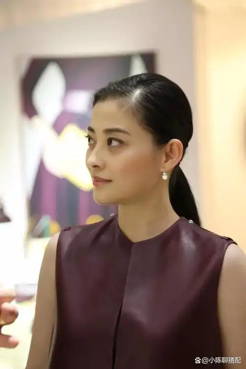 被47岁的梅婷惊艳了!穿衣简单也优雅,自然老去还是那么美