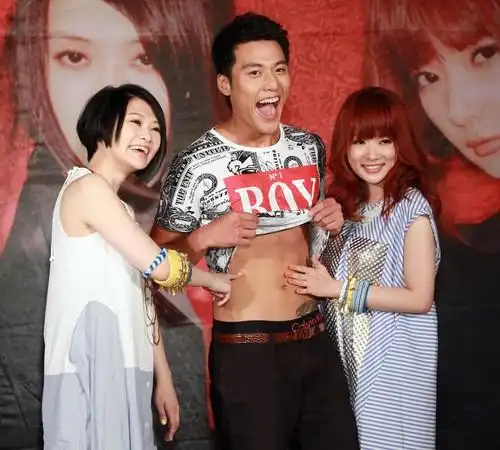 火星熊新片记者会 张睿家扒光打气