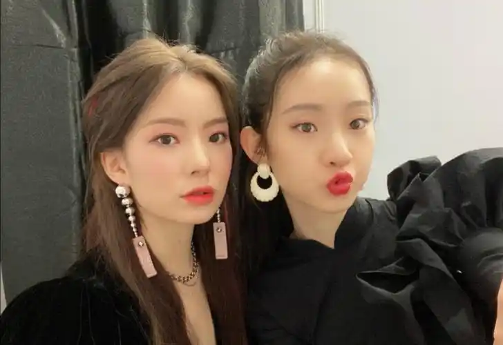 陈卓璇和张艺凡好甜靠在一起看吃播视频一旁赵粤却蒙头大睡