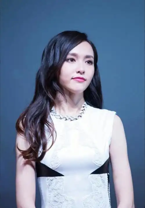 随着年龄超过四十岁,唐嫣在时尚方面展示出更加丰富的内涵和深度