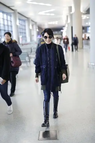近日俞飞鸿现身机场,一头利落的低马尾,搭配上藏青色夹克,下半身穿