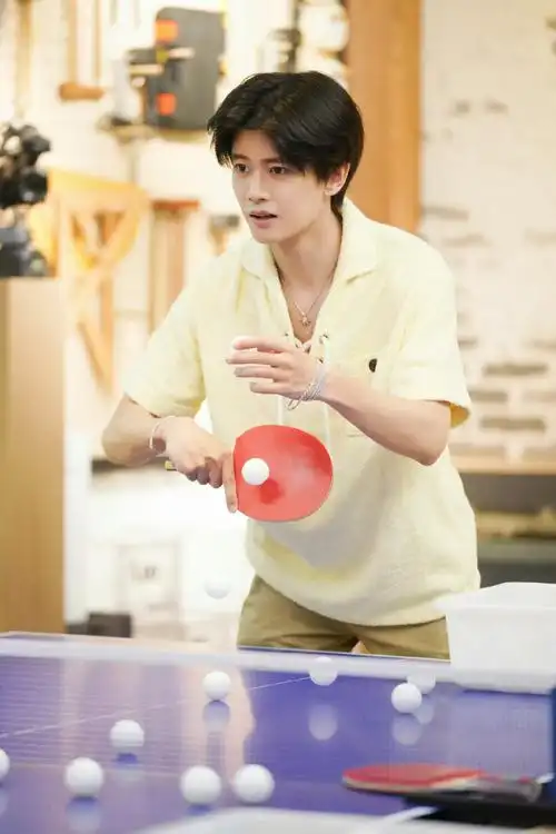 原来练乒乓球的基本功是做深蹲##任嘉伦