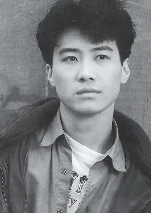 在童年时期,孩子需要父母的陪伴,但黎明经历的却是父母离异,小时候