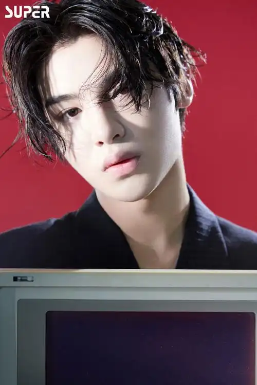 黄明昊justin湿发杂志大片