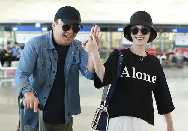 李小冉携富豪老公走机场!她穿搭时髦嫩如学生,大6岁的他像爸爸