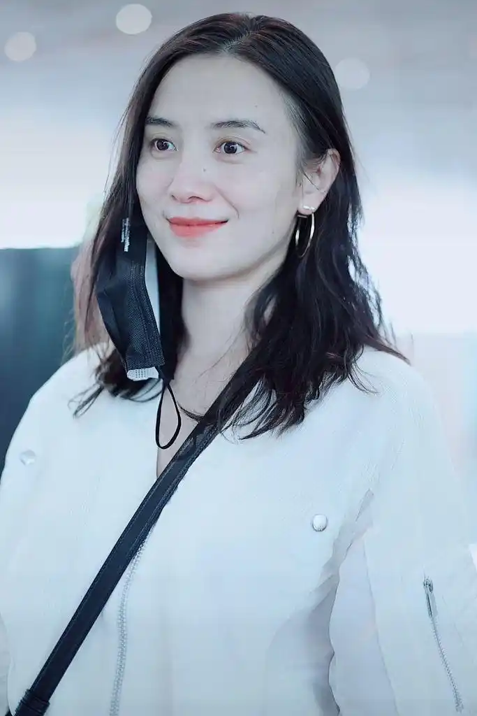 宋佳白衫黑裙极致简约 做"佛系"手势难得俏皮_凤凰网娱乐_凤凰网