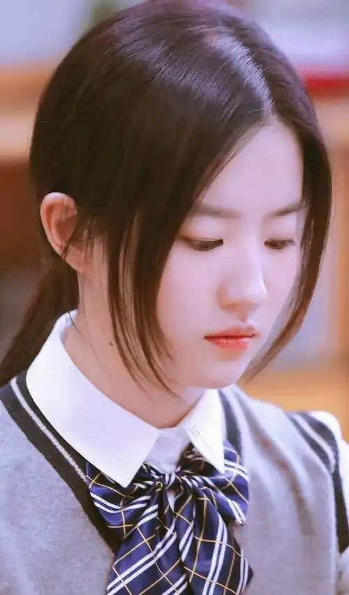 近照太艳丽年少时齐刘海显土气,刘亦菲晒与朋友多年前后对比照,_网易