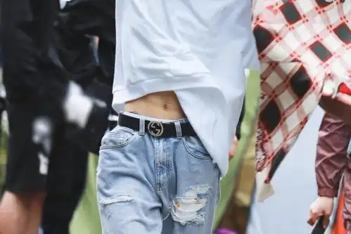 站姐的手速是真实存在的吗?朱正廷上班被抓拍到露出腹肌一角