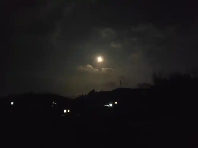 夜里,月亮也亮的刺眼,云儿也还没睡,黑夜不再黑色,总觉少了些什么,哦!