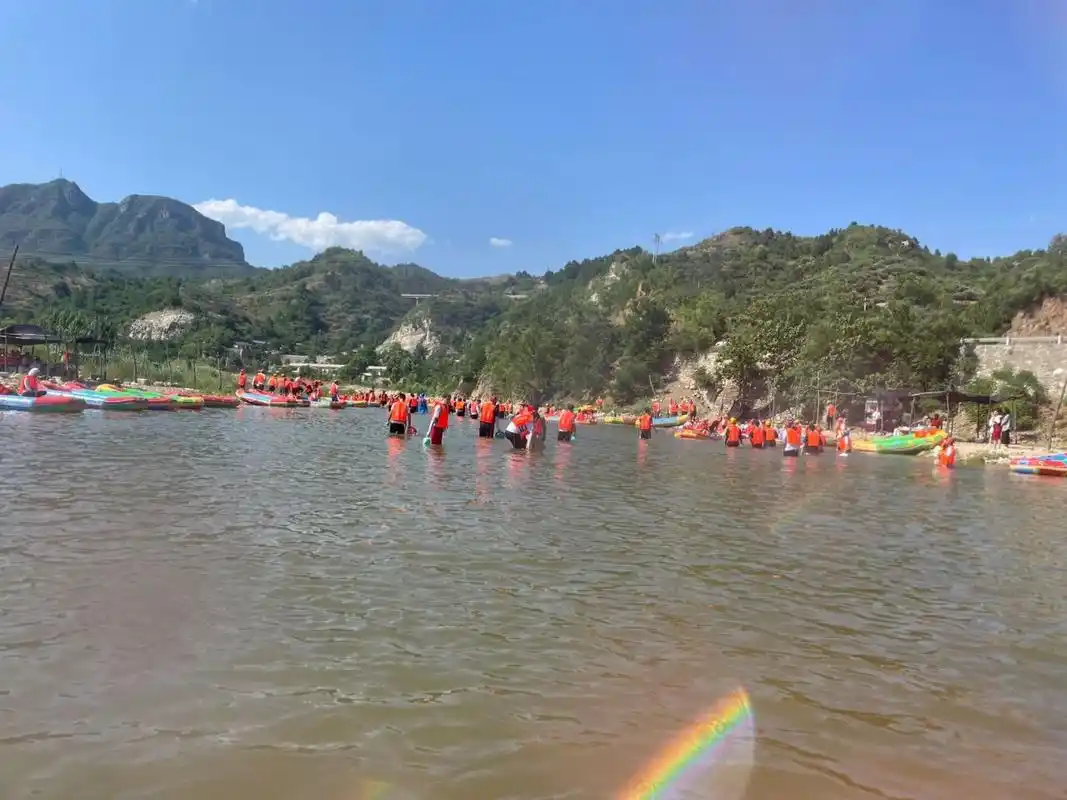新鲜的邢台峡谷漂流攻略 周六去了邢台峡谷漂流,人不少,泼水无差别