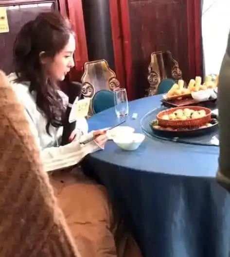 杨幂吃饭被偷拍,看到她的吃相,网友忍不住了:像小鸡啄米似的!