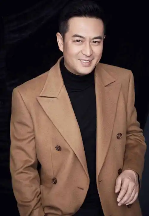 连皱纹都充满着"男人味"_靳东_张嘉译_气质