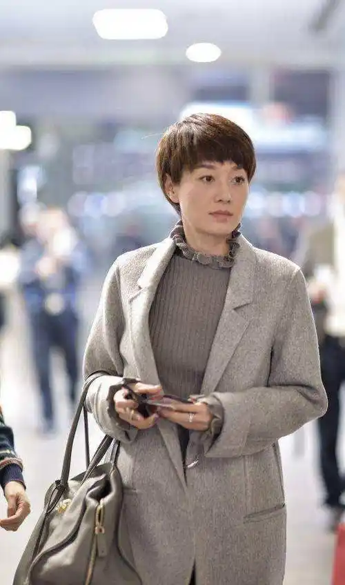 过了40岁的女人学学女明星袁泉的短发造型超级显气质