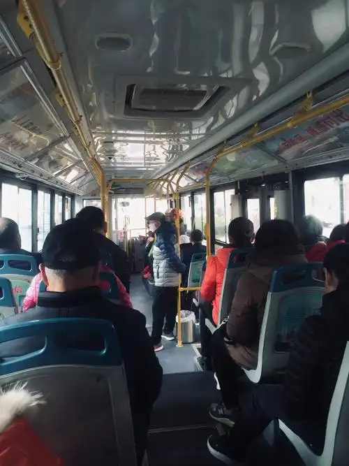 吃完早饭,坐上公交车开启快乐的大门