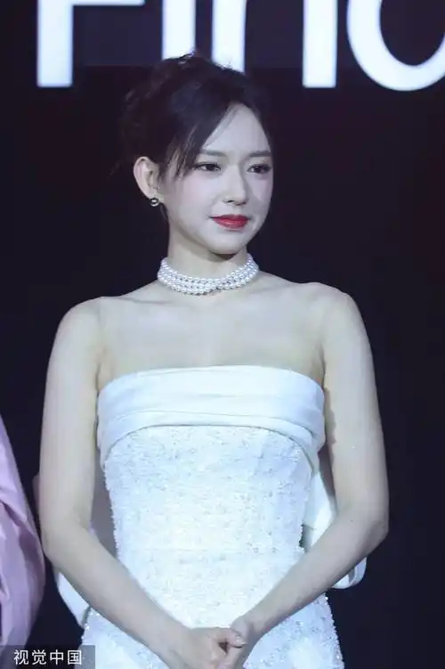 程潇身穿白色抹身材晚礼服 肤若凝脂温柔大气_活动_魅力_造型