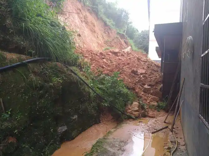 山体滑坡二次滑坡 滑坡面积巨大 冲毁房屋