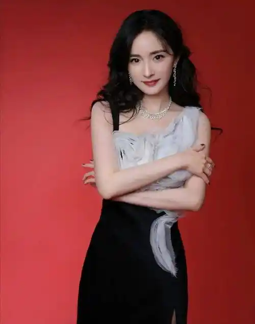 经典黑白配长裙造型独特,大波浪迷人又养眼_女生_个性_的设计