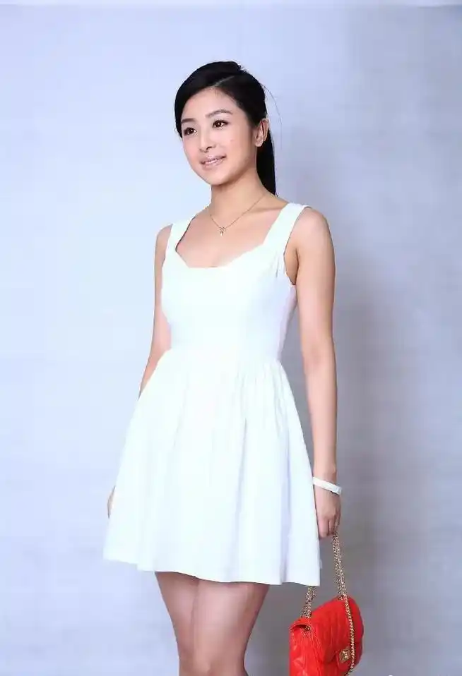 张含韵够自信,定妆图不p就放出来,这"腿型"太真实了