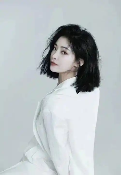 许佳琪发布简约风写真,许佳琪这样就重回餐桌了_身材_工作_魅力