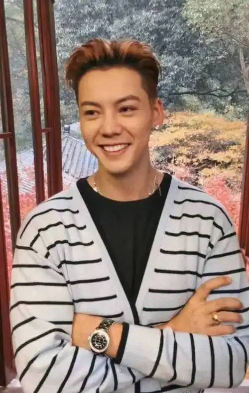 香奈儿杭州秀:张钧甯头发油腻,陈伟霆大姨相,50岁周迅暴露年龄