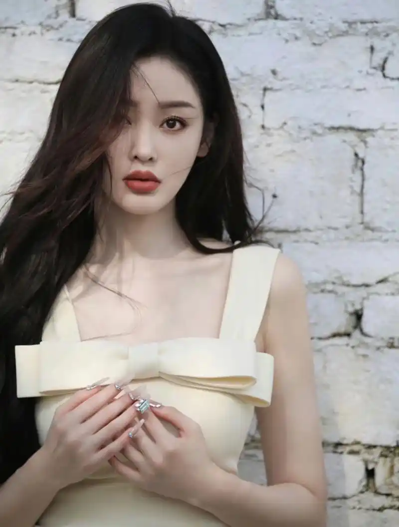 张天爱|抹胸连衣裙尖头御姐范儿~  张天爱最新造型身穿淡黄色蝴蝶结