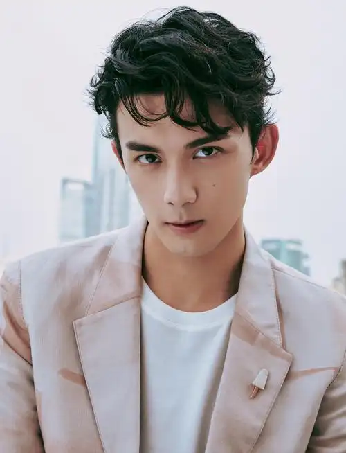 吴磊酷帅迷人时尚西装写真