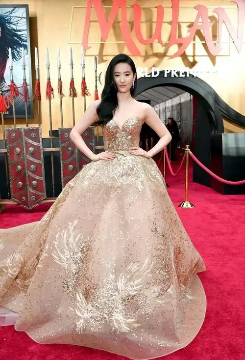 刘亦菲现身花木兰首映红毯穿金礼服美艳动人
