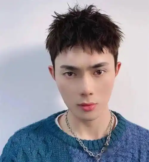 摩根烫碎盖头,不需要怎么去打理,自然从上往下吹干,不要往后吹,不然会