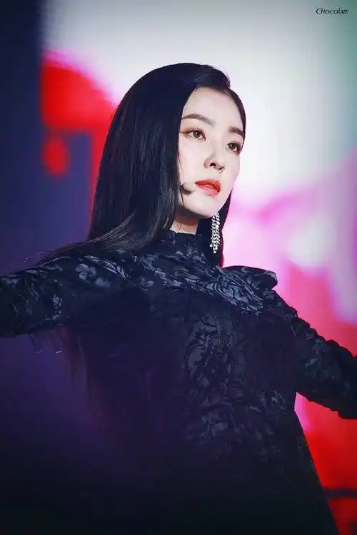 裴珠泫近期舞台造型也是绝美,这表情绝了,四代神颜气场两米八啊