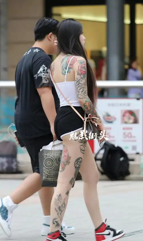 街拍白色吊带t恤搭短裤露出大面积纹身霸气十足很有时尚感