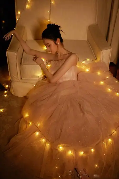 张艺凡的夏日限定梦幻公主风粉色蛋糕抹胸礼裙搭配精致珠宝