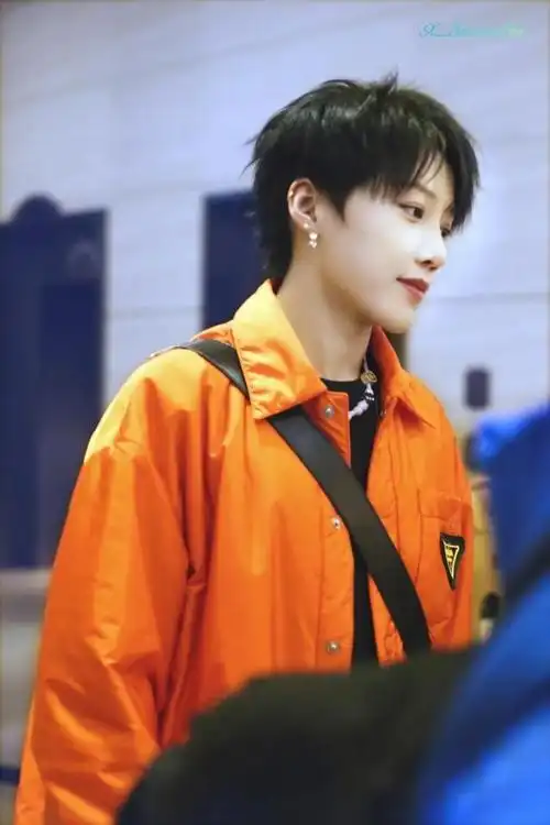 李易峰陈伟霆邢菲出席活动范丞丞罗云熙陈宥维现身机场孟美岐刘雨昕