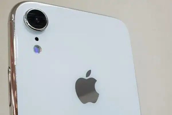 苹果8摄像头旁边的小孔是什么