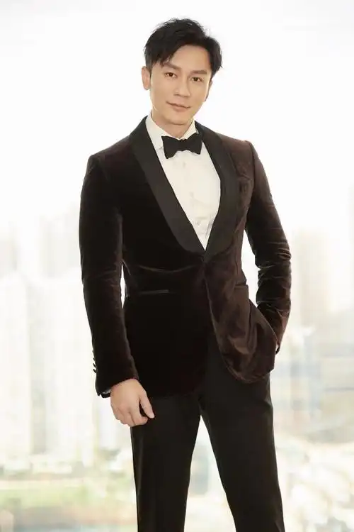 李晨穿天鹅绒西装造型现身华鼎奖 绅士范儿十足