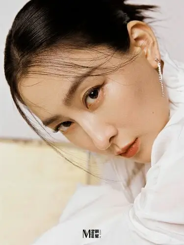 马苏深秋杂志大片上线光影之中沉稳有致轻盈自在