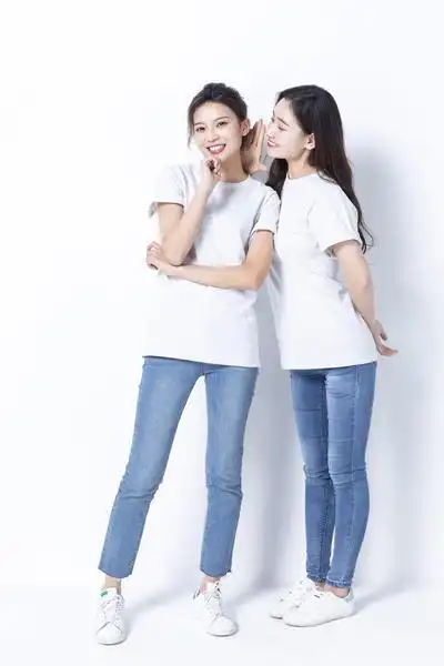 19岁,24岁,悄悄话,白色背景,大学生,亚洲人,两个人,微笑,秘密,人,站立