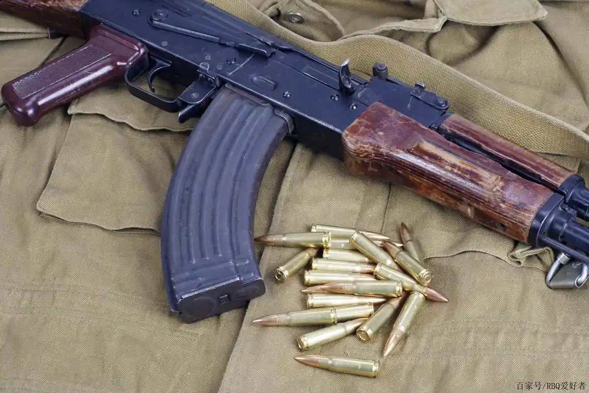 ak步枪潜在的精准性,知道它可靠耐用,却不知它作为狙击枪的潜力