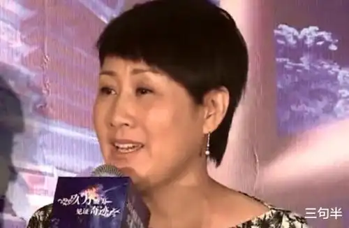 郭冬临的老婆其实令有其人,之前他被拍到与妻子一起外出散步,照片中