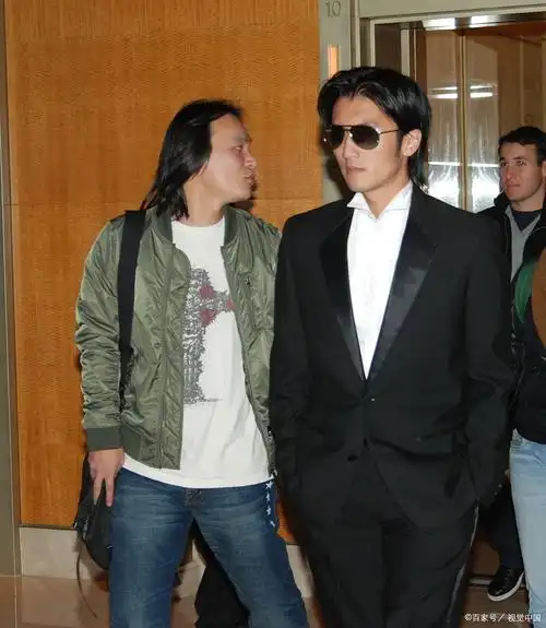 王菲谢霆锋同回北京# 王菲和谢霆锋的感情现在也是走上正轨了,之橇浇