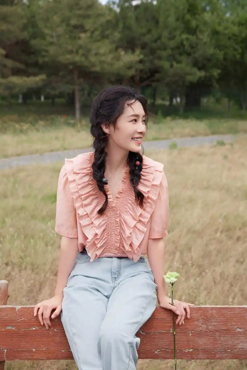 李沁夏日甜妹写真释出 双马尾造型甜美可人