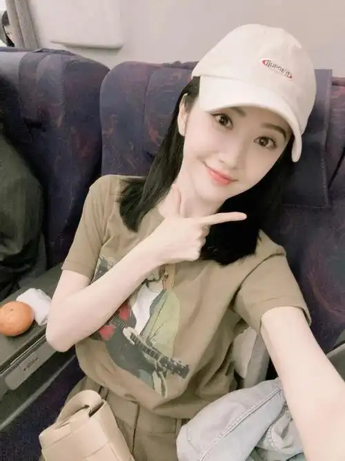 景甜周五新鲜自拍送达托脸嘟嘴别把我萌死开启愉快周末吧