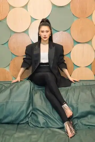 袁娅维登台献唱,黑色西装配高马尾,直角肩烘托出女王气势|袁娅维|双腿