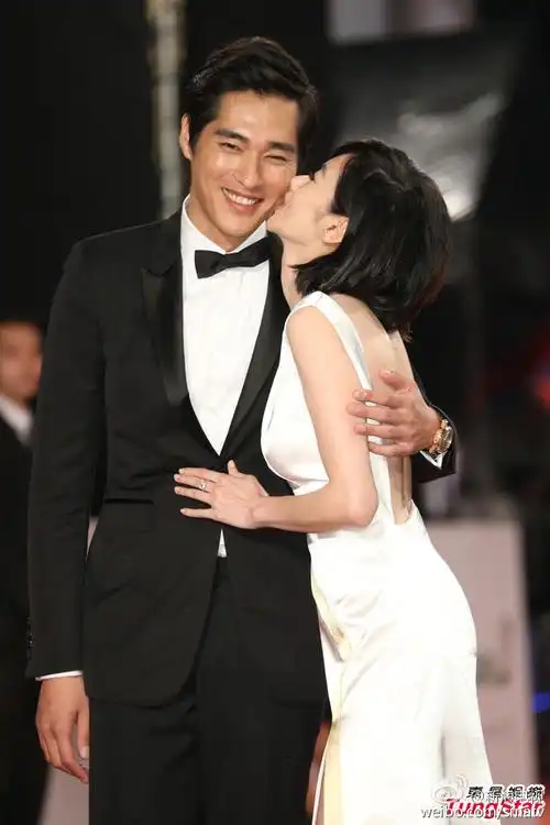 林心如蕾丝长裙公主风,@林依晨ariel左右拥抱@周渝民@陳柏霖超有