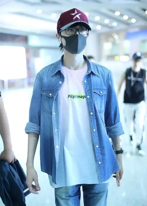 许嵩街拍:牛仔衬衫 牛仔裤 lv老花球鞋帅气丹宁风